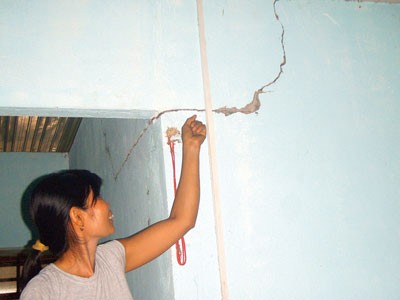 Some houses in Krong Na Commune in Buon Don District of Dak LakProvince have cracks in their walls after the dynamite explosions (Photo: SGGP)